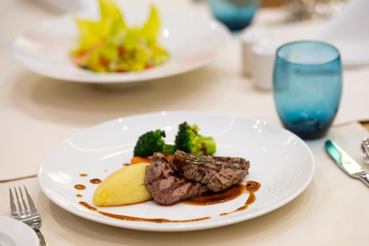 ออคซิเดนทัล อัลจัดดาฟ Hotel ดูไบ ภายนอก รูปภาพ A plate of food